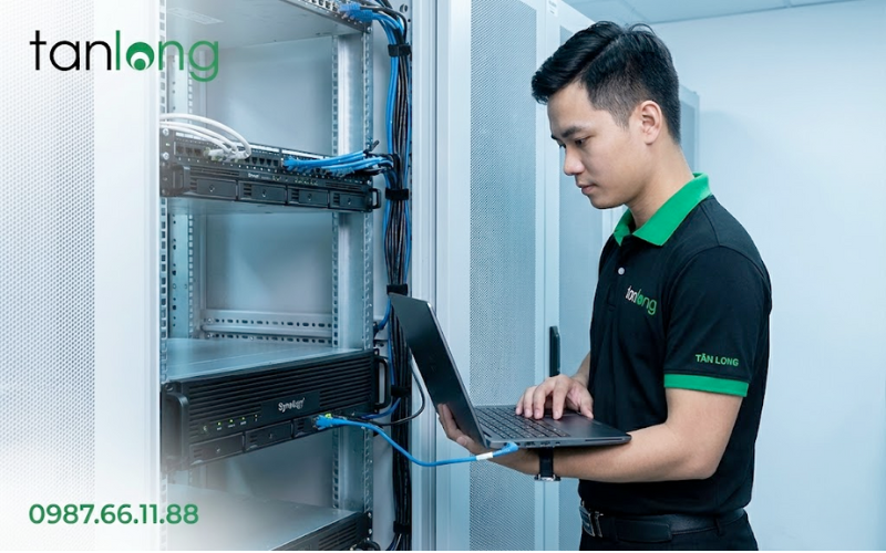 Kỹ thuật viên TÂN LONG đang cấu hình NAS Synology RS1619xs+ cho dự án