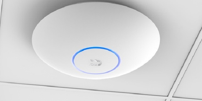 Thiết bị phát wifi Ubiquiti U6 treo trần/tường, nhỏ gọn.