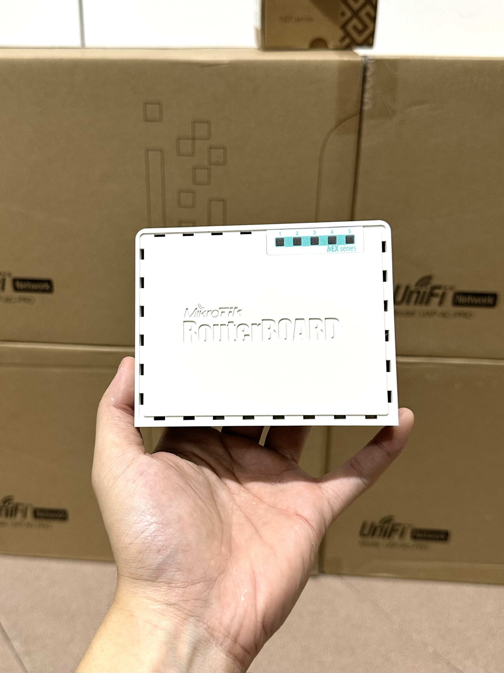 Thiết bị định tuyến Rb750Gr3 được bán chính hãng tại Tân Long